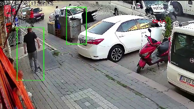 Freni boşalan servis otobüsü 4 araca çarptı