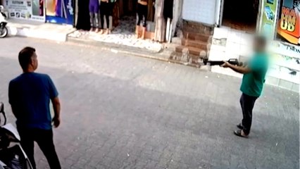 Adana'da bir kişinin tüfekle vurularak öldürüldüğü saldırının kamera görüntüleri ortaya çıktı