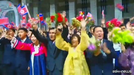 Kim torna a Pyongyang, tappeto rosso e show davanti al treno