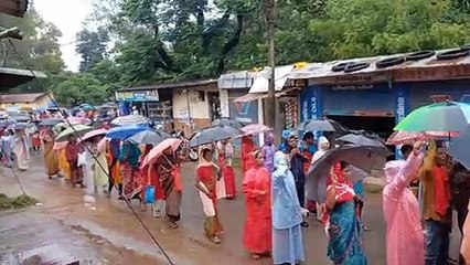 सफाई कर्मचारियों ने घेरा मंत्री मरकाम का बांगला, बारिश में मौजूद रहे पुलिस के जवान, देखें VIDEO