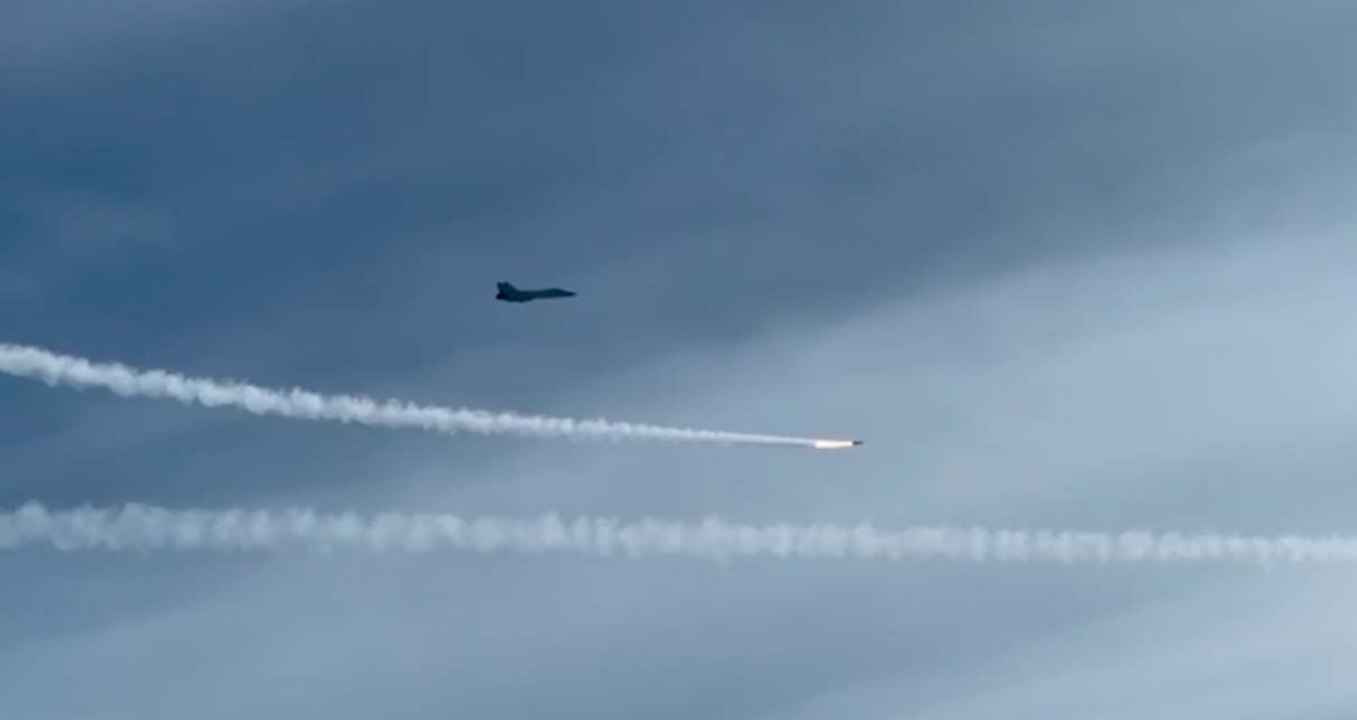 Video: Russland führt Militärübungen mit MiG-31-Kampfflugzeugen an der Grenze zu den Vereinigten Staaten durch