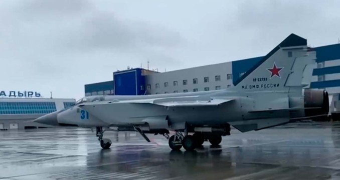 Video: Rusland voert militaire oefeningen uit met MiG-31 jachtvliegtuigen aan de grens met de Verenigde Staten