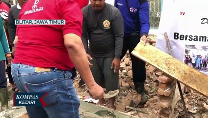 Download Video: Peringati HUT PMI, PMI Kabupaten Blitar Bedah Rumah Warga Tidak Layak Huni