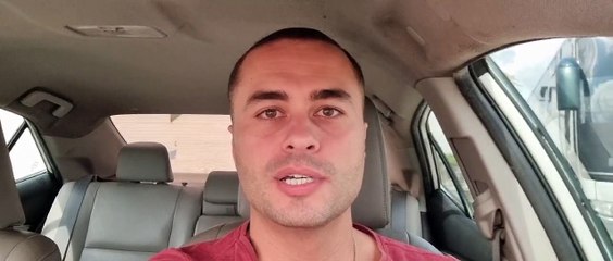 Mulher é segurada a força e atacada com golpes de tesoura