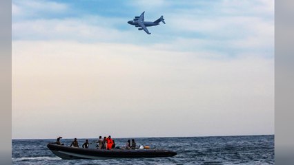 भारतीय वायुसेना के C-17 विमान ने गहरे समुद्र में लैंड कराई नौसेना की नाव, VIDEO देख दंग रह जाएंगे