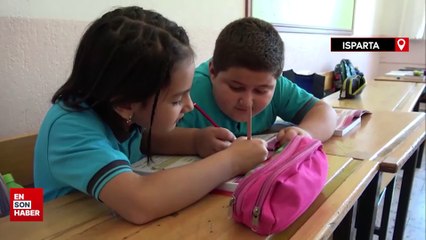 Isparta'da lkokul öğrencisi dayı-yeğen aynı sınıfta okuyor