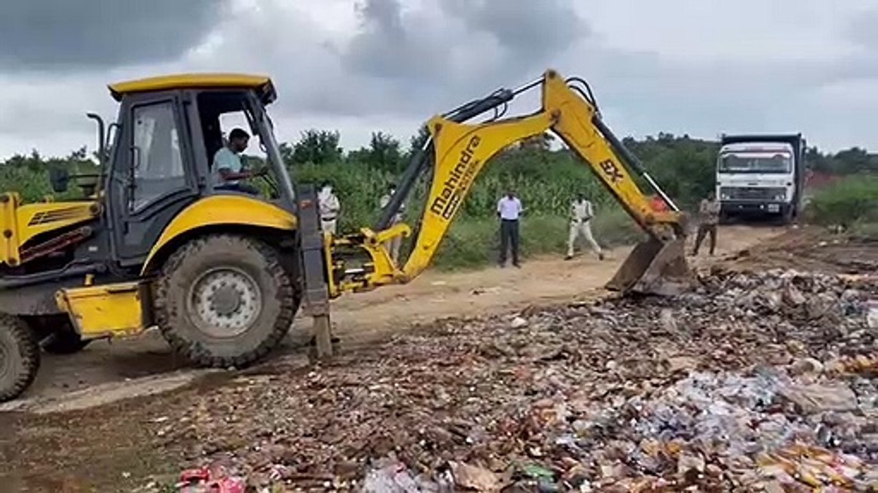Video: आबकारी ने नष्ट की दस लाख की शराब, ऐसे खड़े रहे लोग
