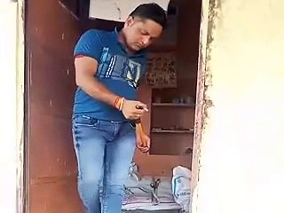पोषाहार के कट्टे में निकला सांप-video