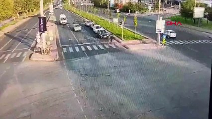 Elektrikli skuter ile kırmızı ışıkta geçen gence, önce otomobil sonra minibüs çarptı