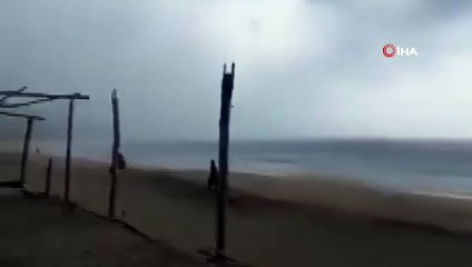 Meksika'da sahilde yürüyen 2 kişinin üzerine yıldırım düştü