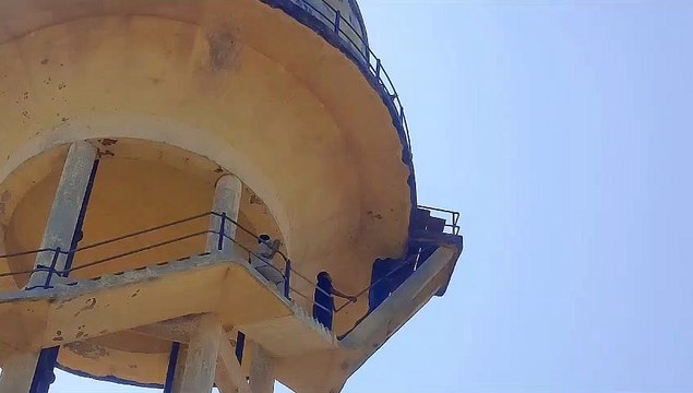 कांग्रेसी नेता नरेश मीणा की रिहाई की मांग को लेकर टंकी पर चढ़े युवकों ने आत्मदाह की दी चेतावनी...देखें वीडियो