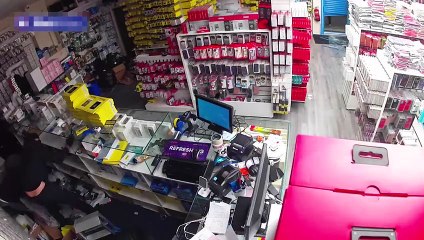 Cep telefonu mağazasına giren maskeli soyguncular üç dakika içinde 86,000 dolarlık telefon çaldı