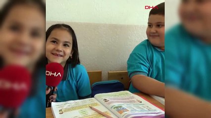 Isparta'da dayı-yeğen aynı sınıfta! Birlikte top oynayıp zıpzıpa biniyorlar