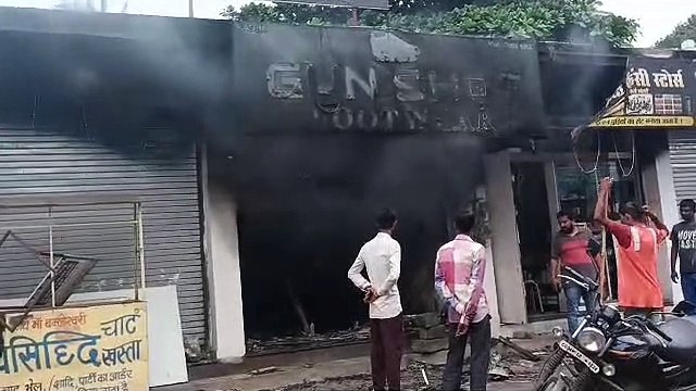 रायपुर के जूते-चप्पल की दुकान में लगी भीषण आग