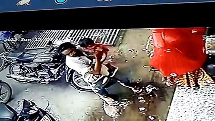 बच्चे के साथ आए युवक ने चुराए कपड़े, सीसीटीवी फुटेज में हुआ कैद