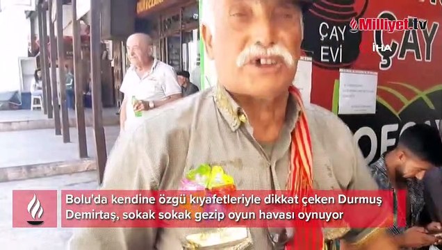 İlçenin neşe kaynağı: Bir elinde teyp, diğer elinde kaşık