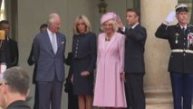 Re Carlo III e Camilla in Francia, la calda accoglienza di Macron