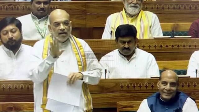 अमित शाह के भाषण के दौरान अजीबो गरीब क्या इशारा कर रहे थे टेनी? देखें वीडियो