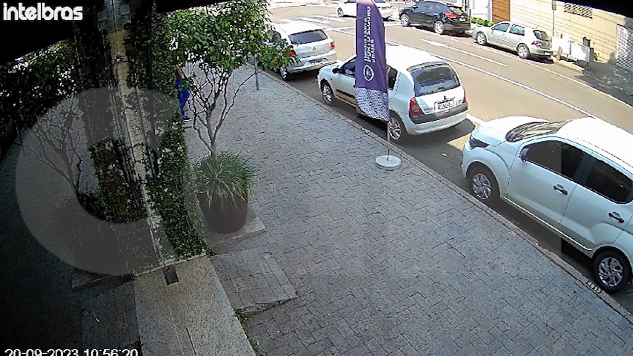 Câmera flagra Renault Kwid capotando após colisão no Centro