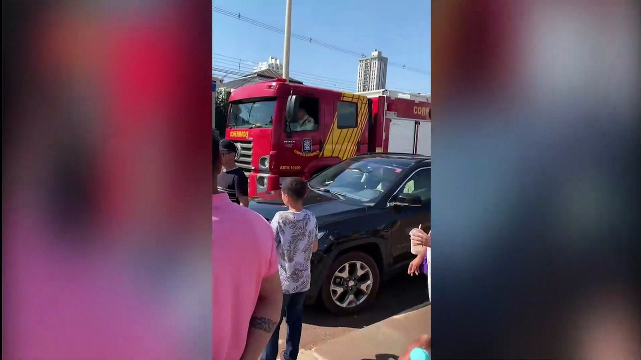 PM quebra vidro de carro para resgatar cachorro em Toledo