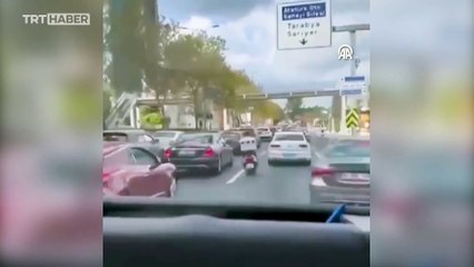 Motokurye trafikte ambulansa yol açtı