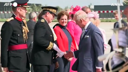 Re Carlo e Camilla accolti a Parigi dalla premier Borne e da Macron