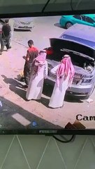 Download Video: سرقة سيارة في السعودية أمام مالكها بطريقة غريبة