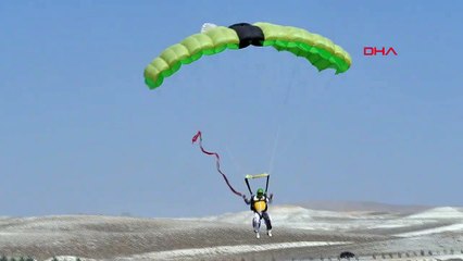 Deli Anlılar Paraşüt Takımı 8 Bin Metreden Atlayarak Jübile Yaptı