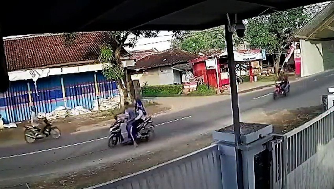 50 Moments Incroyables Filmés Par des Caméras de Surveillance (12)