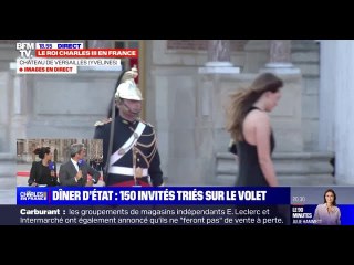 Dîner en l'honneur de Charles III à Versailles : une invitée avec un chewing-gum, en mode "caprice",