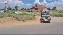 लापरवाही : मंत्री के काफिले में चल रही गाड़ी से नीचे गिरे स्कूली बच्चे
