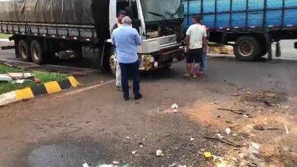 Acidente entre caminhão e carreta é registrado no Trevo da Portal