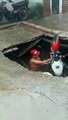 Motociclista cai em buraco que se abriu enquanto ele estava fazendo uma entrega de gás