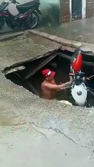 Motociclista cai em buraco que se abriu enquanto ele estava fazendo uma entrega de gás