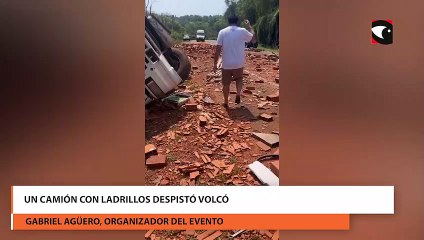Un camión con ladrillos despistó volcó