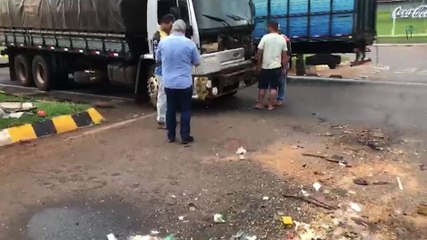 Acidente entre caminhão e carreta é registrado no Trevo da Portal