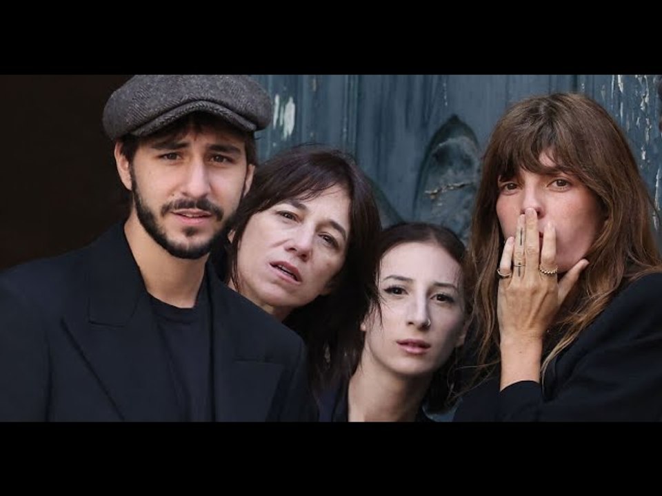 "Tu peux pas cacher ça ?" : Charlotte Gainsbourg, ces photos coquines et "gênantes", qui mettent ses