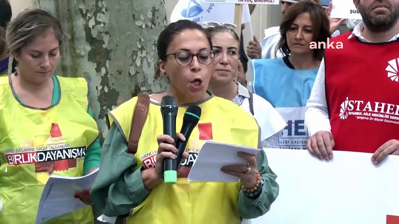 Sağlık Emekçilerinden İstanbul İl Sağlık Müdürlüğü Önünde Eylem: "Şiddetten Bunalmış Sağlık Çalışanlarına Bir de Ekonomik Şiddet Uygulamayın"