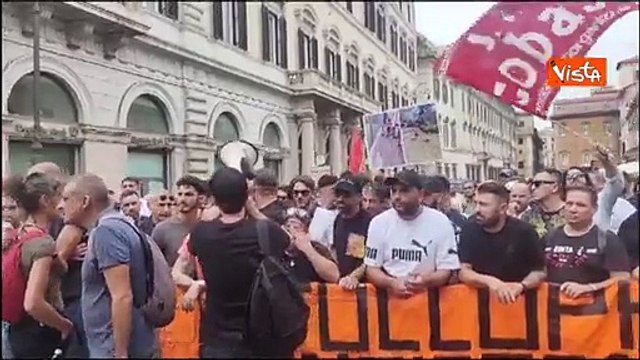 Protesta contro taglio reddito cittadinanza, scontri in piazza Santi Apostoli
