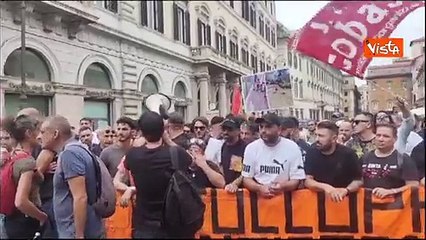 Protesta contro taglio reddito cittadinanza, scontri in piazza Santi Apostoli