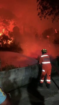Incêndio de grandes proporções em lote vago mobiliza bombeiros em Contagem