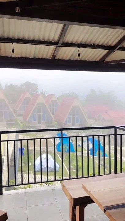 kabut menyelimuti jasmine glamping dan villa