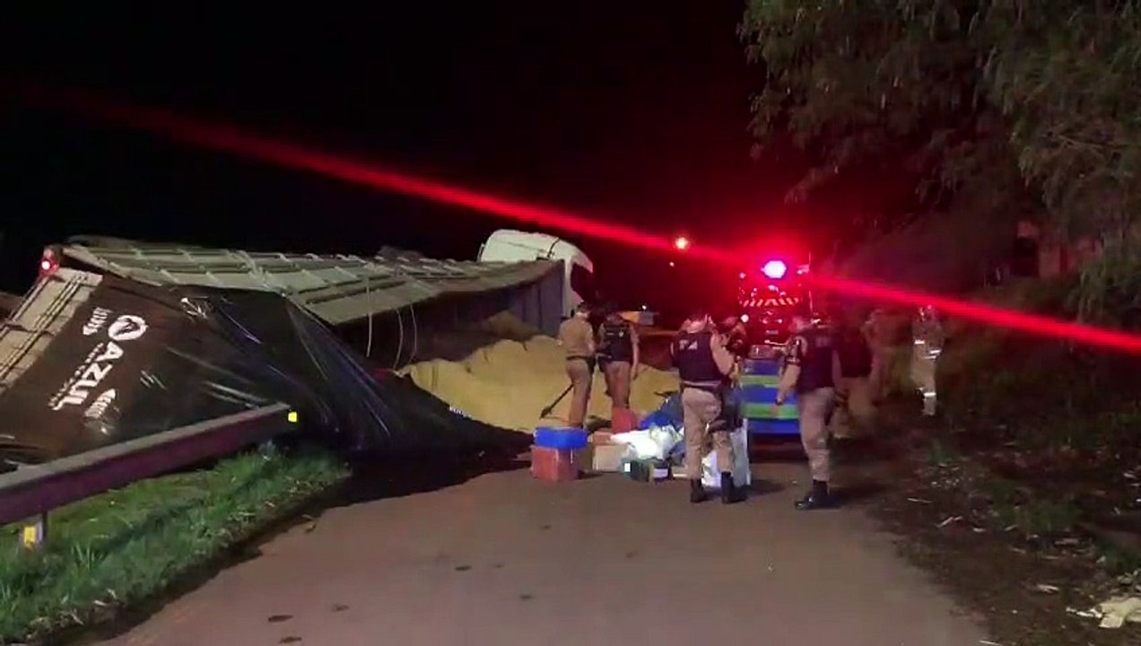 Carreta carregada com drogas tomba na BR-467 em Cascavel