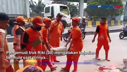 Truk Bermuatan Semen Asal Karawang Tumpah di Pademangan, Diduga Kelebihan Muatan