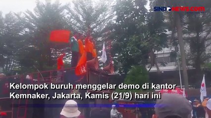 Buruh Terjun Demo di Kemnaker, Polisi Kawal Arus Lalin