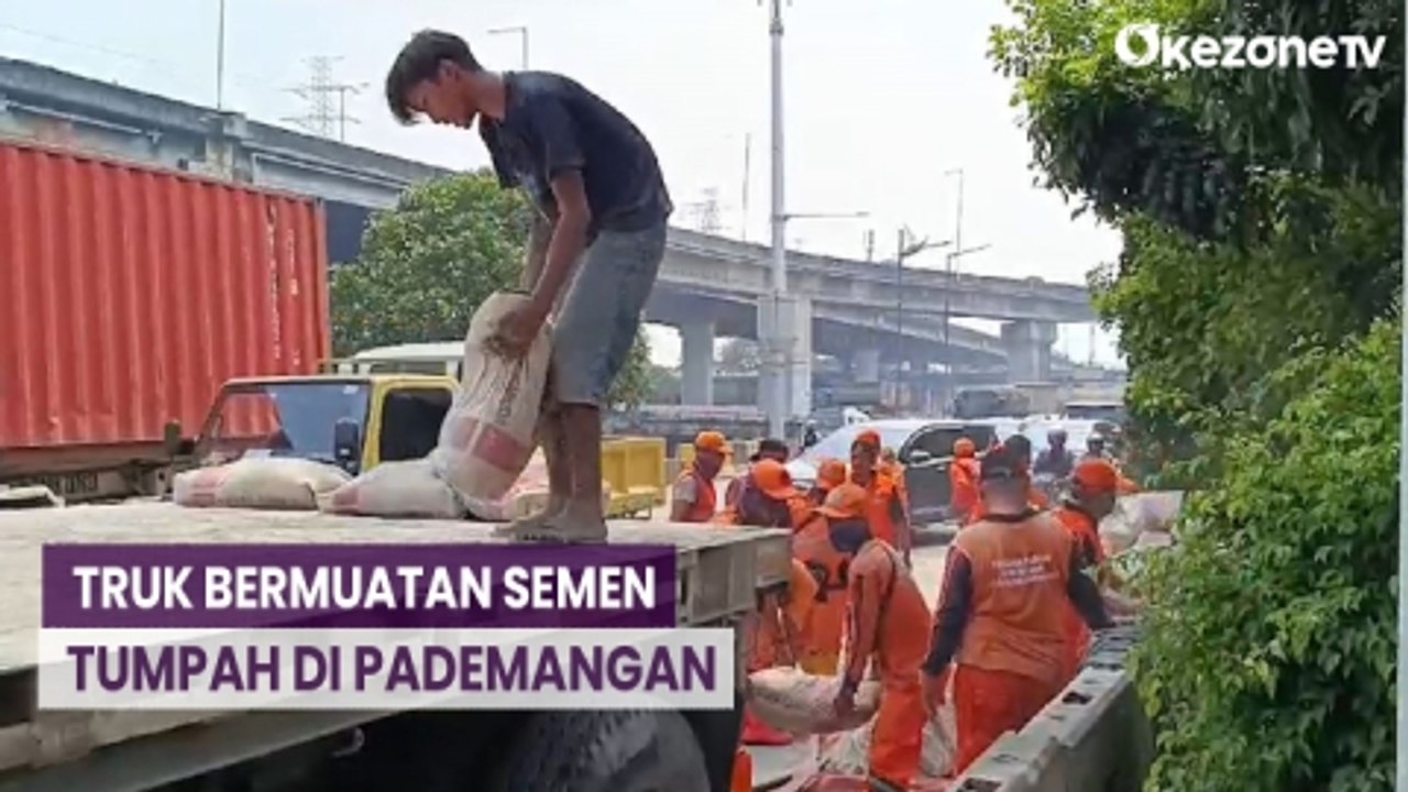 Diduga Kelebihan Muatan, Truk Bermuatan Semen Asal Karawang Tumpah di Pademangan