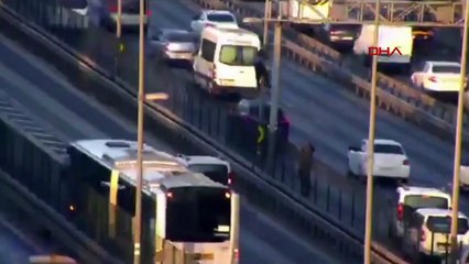 BAHÇELİEVLER'DE E-5'TE AYDINLATMA DİREĞİNE ÇIKTI- 1