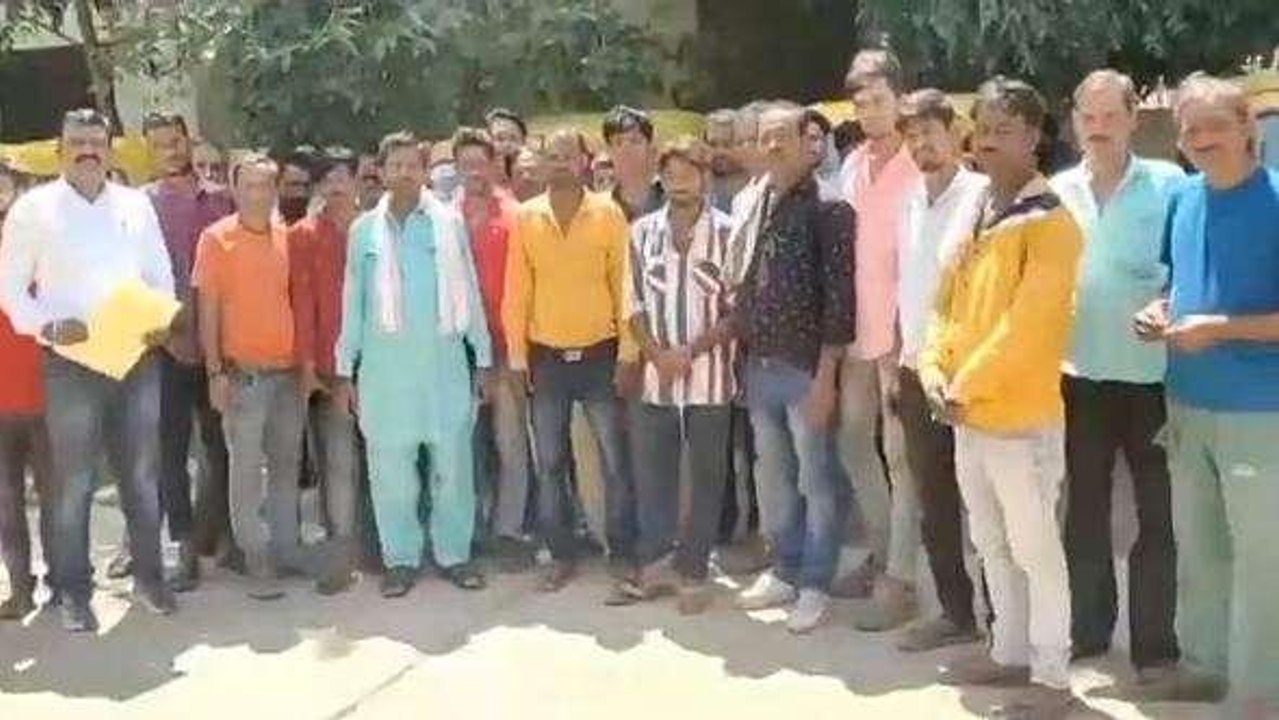 100 से ज्यादा दुकानदारों की रोजी-रोटी पर संकट, प्रशासन को ज्ञापन सौंपा