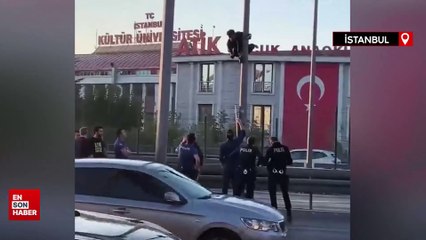 Bahçelievler'de E-5'te aydınlatma direğine çıkan şahıs trafiği kilitledi