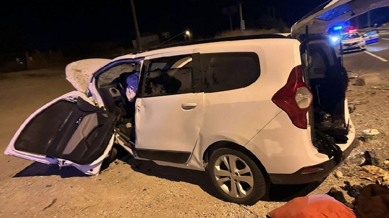 Otomobil bente çarptı: 2 ölü, 2 yaralı